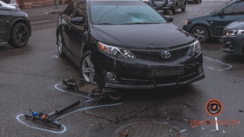 В Днепре на Фабра Toyota сбила мужчину на электросамокате: видео момента аварии