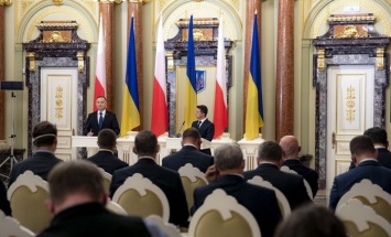 Зеленский: между Украиной и Польшей вообще не может быть никаких споров
