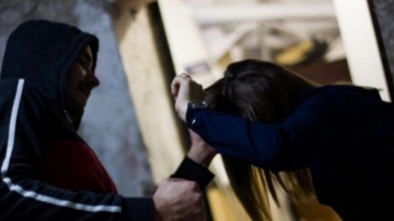 Кирпичом по голове: под Киевом заробитчане напали на девушку