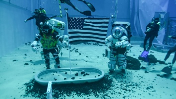NASA впервые протестировало скафандры для полета на Луну