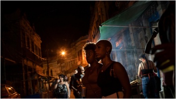 Рио-де-Жанейро: на улицах снова танцуют самбу (видео)