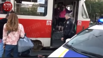 Зашли без масок и напали на пассажиров: в Киеве подростки устроили погром в трамвае