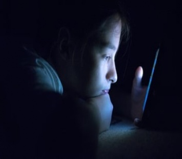 Исследование: время, проведенное за экраном гаджетов в соцсетях вызывает такую же зависимость у подростков как фастфуд