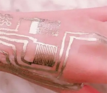 Микроплаты вместо татуировок. Ученые научились печатать датчики прямиком на человеческой коже