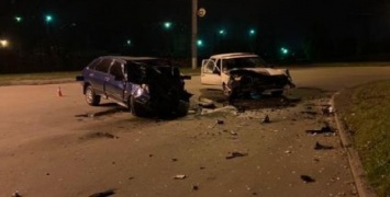В Кривом Роге столкнулись две машины, есть пострадавший