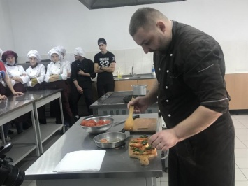 Учащихся ВПУ учили готовить гаспачо и брускетты