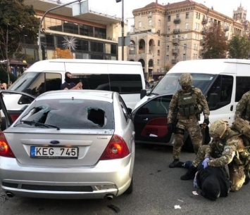 Вооруженных иностранных бандитов задержала полиция в центре Киева - образовалась масштабная пробка (ФОТО)