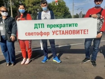 Ни проехать, ни пройти! В Одессе жители Кадора просят установить светофор возле их дома,- ФОТО