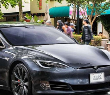 Tesla снижает цены на электромобили Model S