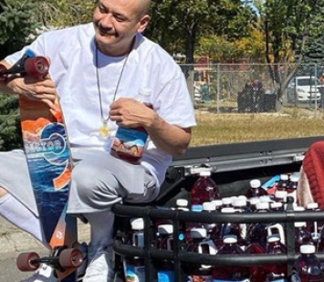 Мужчина проехался на работу на скейте с бутылкой сока в руках и стал звездой TikTok