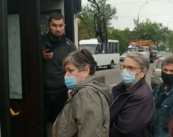 Две расстроенные жительницы Николаева заблокировали движение троллейбусов в районе автовокзала