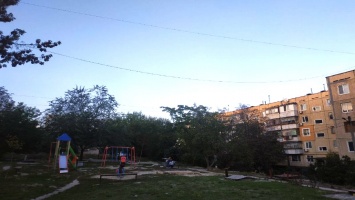 Жители улицы В. Усова ищут владельца электрического кабеля, провисающего над детской площадкой