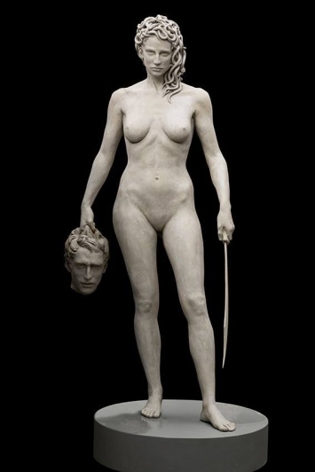 В Нью-Йорке установили статую горгоны Медузы-феминистки с отрубленной головой Персея