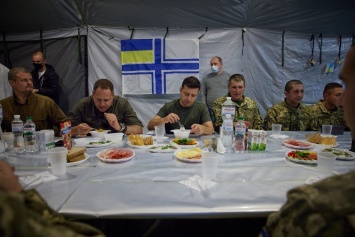 Одни едят, другие глядят. Как Зеленский и Ермак попали в скандал с тарелками на Донбассе