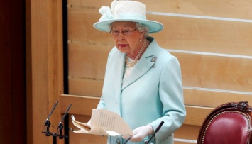 Британская королева впервые после изоляции появилась на людях