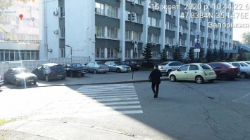 Запорожские инспекторы по парковке оштрафовали машины возле здания Нацполиции, - ФОТО
