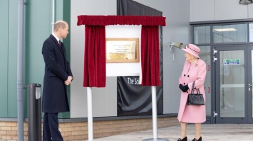 Королева Елизавета впервые за семь месяцев появилась на публике (фото, видео)