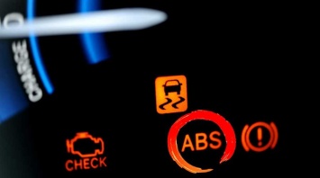 Для чего в автомобиле нужна система ABS