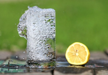 Диетолог: чем можно заменить воду для здоровья организма