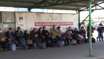 Около полусотни человек не смогли пересечь КПВВ в Станице Луганской. Местная власть не предоставила им ночлег