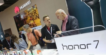 Huawei договаривается о продаже бренда смартфонов Honor - СМИ