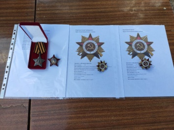 Отобранные у «черных копателей» медали и ордена передали родственникам погибших в Великую Отечественную бойцов