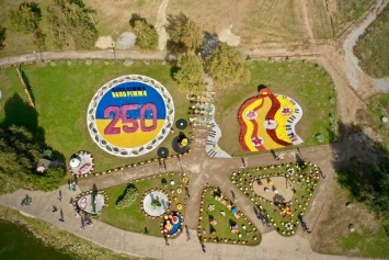 Цветочные шедевры в запорожском парке показали с высоты птичьего полета - фото, видео