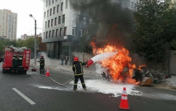В Киеве водителю стало плохо, авто перевернулось