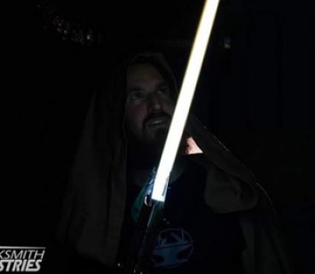 Инженеры создали настоящий световой меч из "Звездных войн" и протестировали его