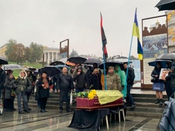 В Киеве попрощались с ветераном АТО, который поджег себя на Майдане