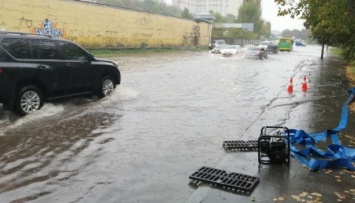 В Киеве ливень затопил десятки улиц