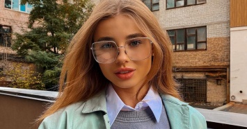 22-летняя звезда "Школы" Елизавета Василенко засветила соски в пикантном наряде