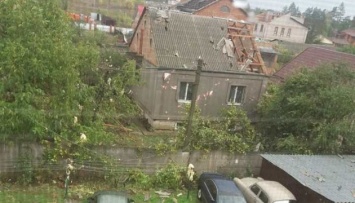 Непогода в Кропивницком: ветер срывал крыши, ломал деревья
