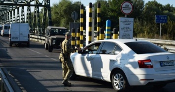 Масштабная очередь из сотен авто образовалась на границе с Венгрией (ФОТО)