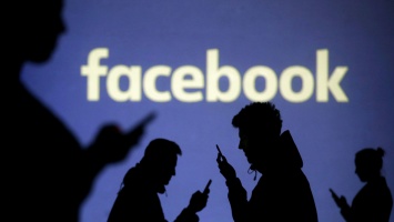 Facebook начнет удалять контент, связанный с конспирологическим движением QAnon