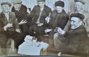 В Запорожской области сельские жители по праздникам собирались на лавочке