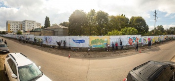 Полсотни одесских художников разрисовывают забор онкологического диспансера яркими рисунками