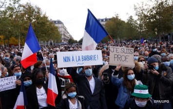 Во Франции тысячи людей почтили память убитого учителя