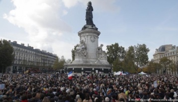 В Париже почтить память убитого чеченцем учителя вышли тысячи людей