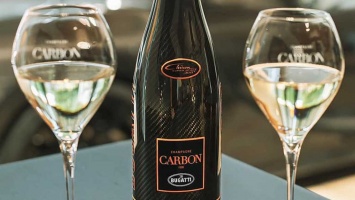 Bugatti Chiron «обмыли» шампанским по 270 евро за бутылку