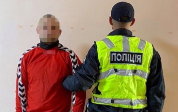 В Киеве пьяный мужчина пытался ворваться в отделение полиции