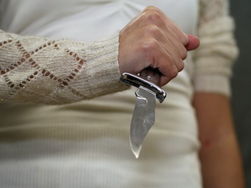 Семейные разборки: женщина пырнула ножом своего сожителя