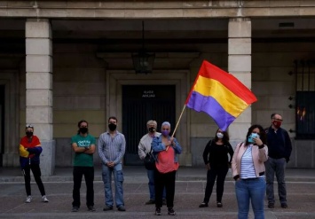 В Испании прошли митинги с требованием судить бывшего короля Хуана Карлоса (ФОТО)