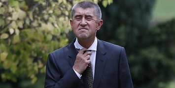 Глава Минтруда Чехии забыла о микрофоне и назвала премьера "дебилом"