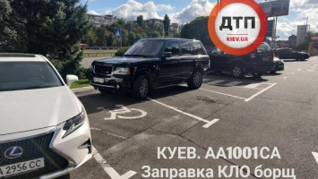 Киевлян возмутил очередной «герой парковки» на дорогом авто