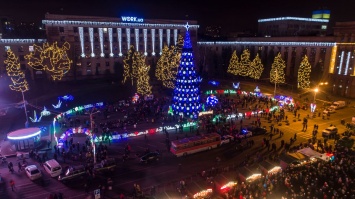 Праздник к нам приходит: сколько в Днепре потратят на украшение елки и площади Героев к Новому году