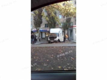 Мгновенная карма - в Мелитополе грузовик заехал на газон и провалился в люк (фото)