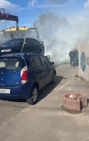 Дым и шашки: в Киеве неизвестные заблокировали работу штрафплощадки с автомобилями, ВИДЕО