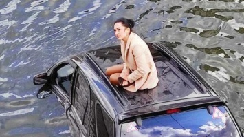 Ждала на крыше тонущего авто: женщина "слетела" с моста в реку (видео)