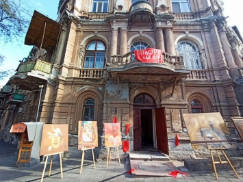 Спасите памятник архитектуры! В разрушающемся «доме с единорогами» на Софиевской открыли выставку картин